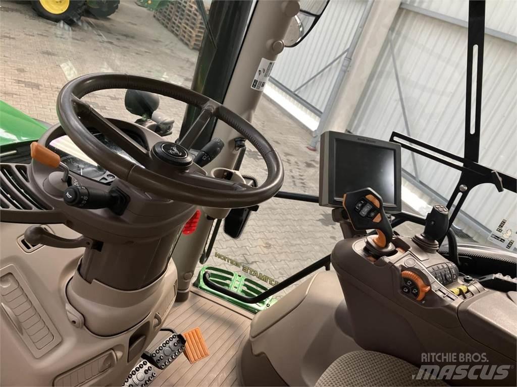 John Deere 6215R الجرارات