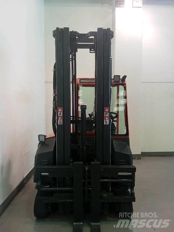 Combilift C 3000CBE شاحنات ذات رافعات شوكية تعمل بالكهرباء