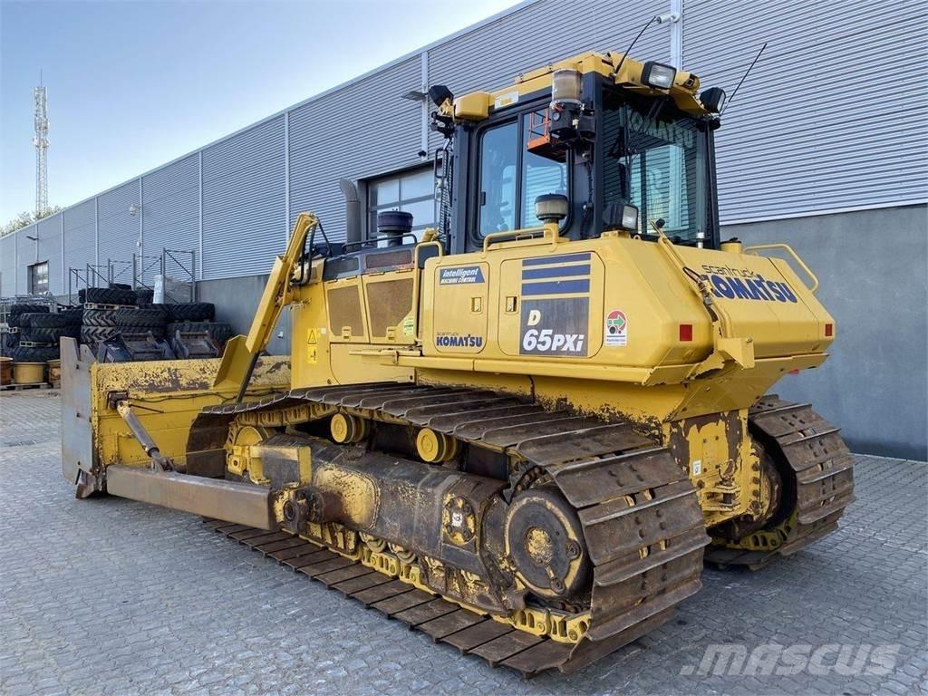 Komatsu D65PXI-18 بلدوزرات مجنزرة