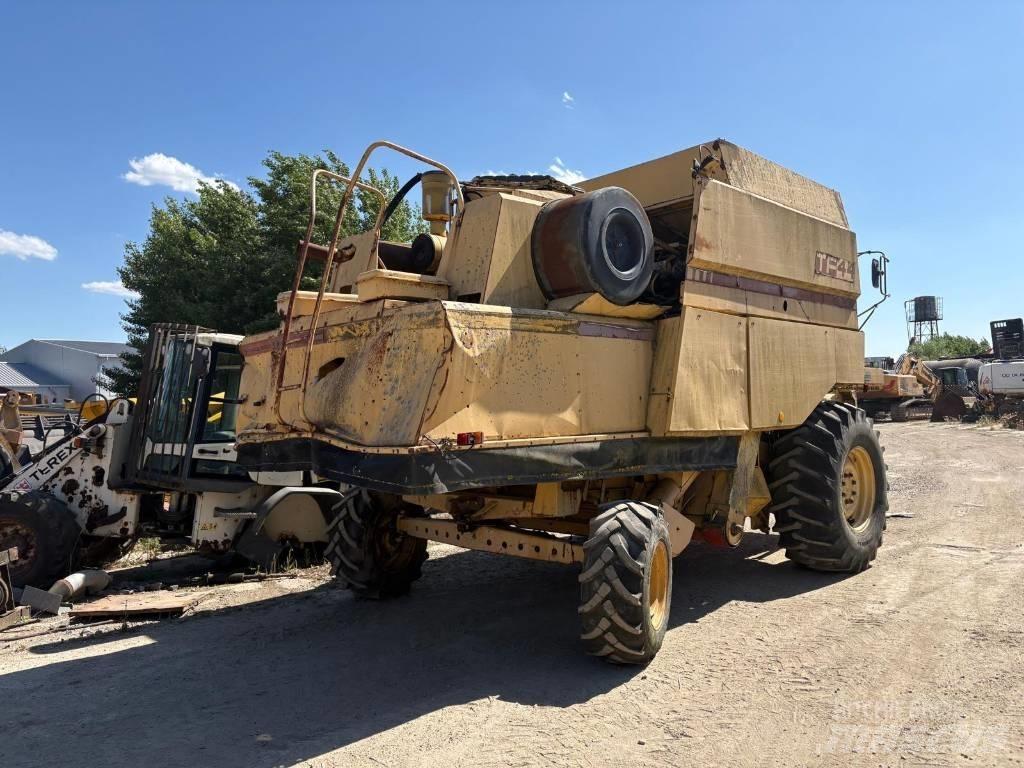 New Holland TF 42 حصادات