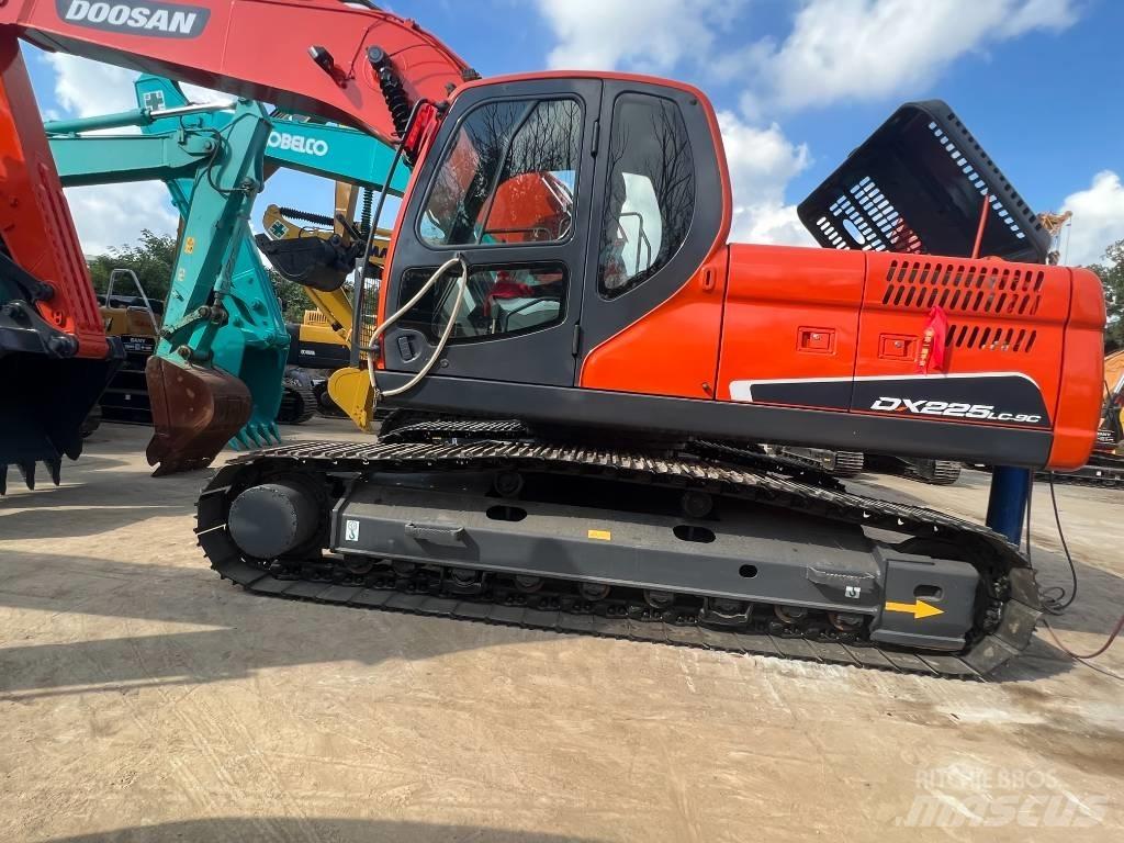 Doosan DX 225 LC حفارات زحافة