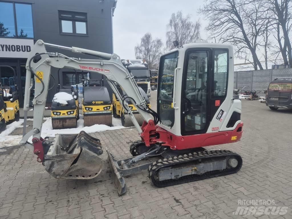 Takeuchi TB 225 حفارات صغيرة أقل من 7 طن (حفارات صغيرة)