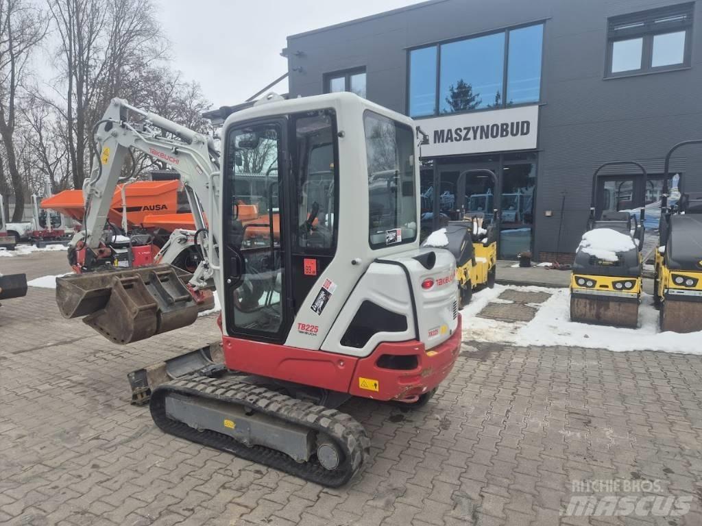 Takeuchi TB 225 حفارات صغيرة أقل من 7 طن (حفارات صغيرة)