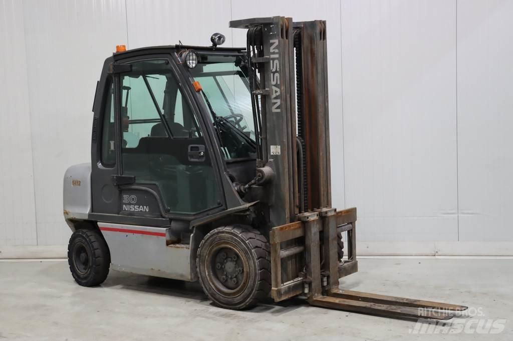 Nissan FGD02A30Q شاحنات الديزل