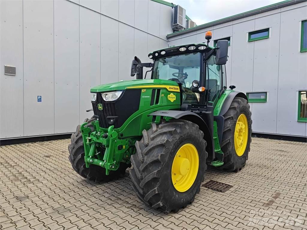 John Deere 6R 215 الجرارات