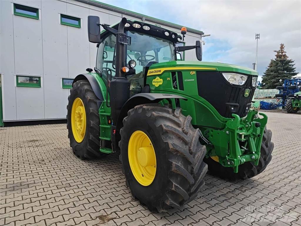 John Deere 6R 215 الجرارات