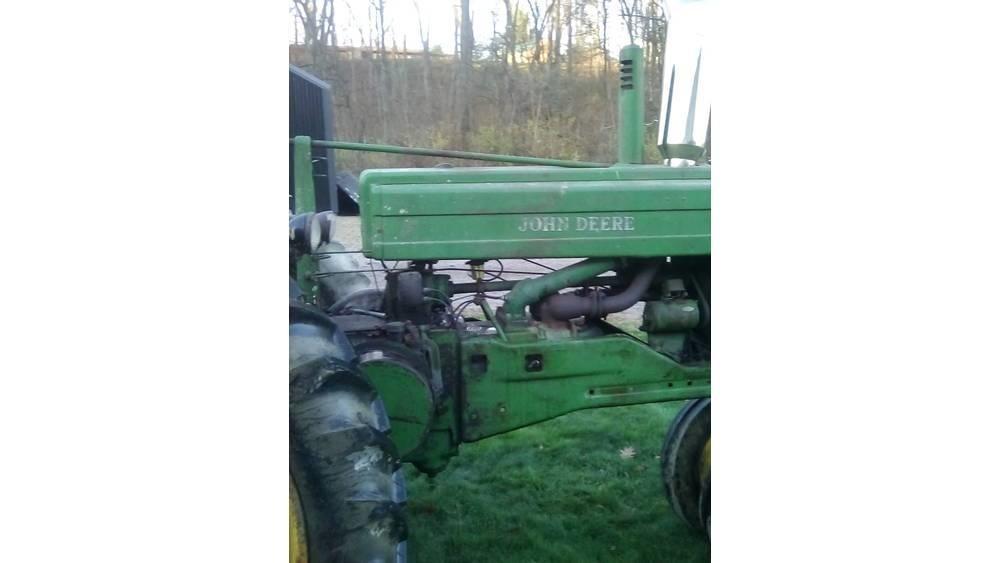 John Deere B الجرارات