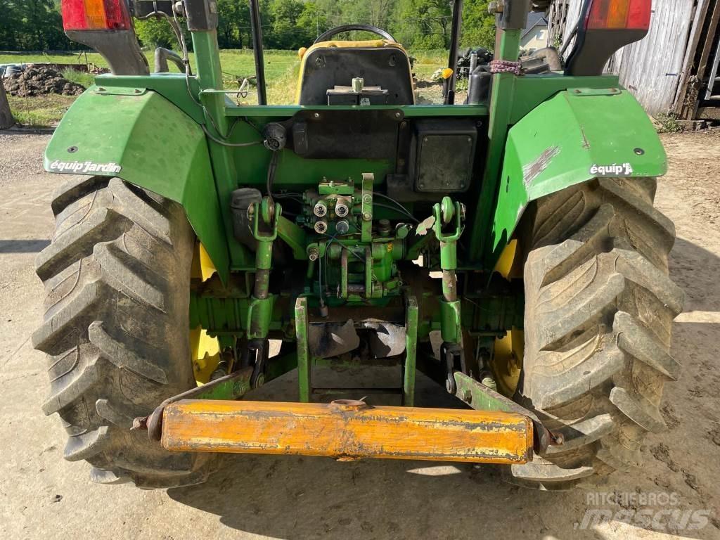 John Deere 5215 الجرارات