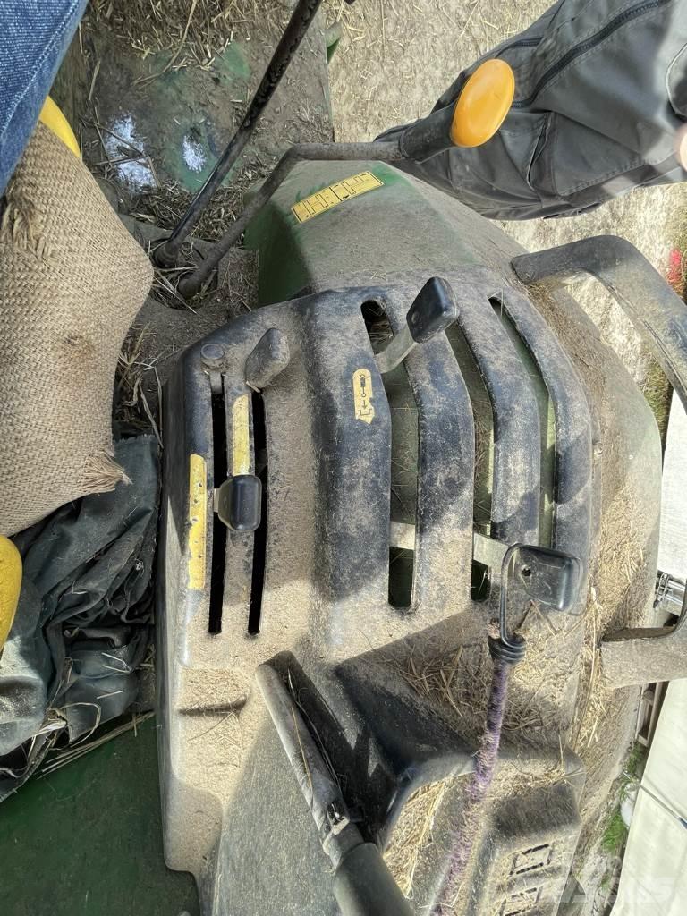 John Deere 5215 الجرارات