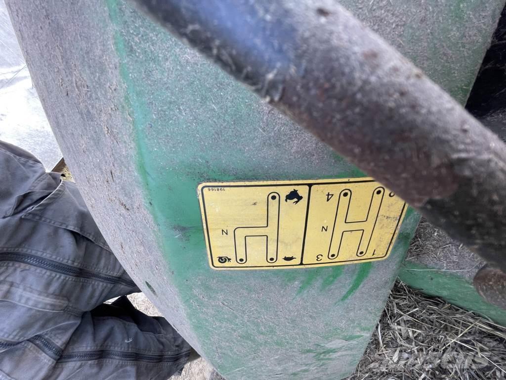 John Deere 5215 الجرارات