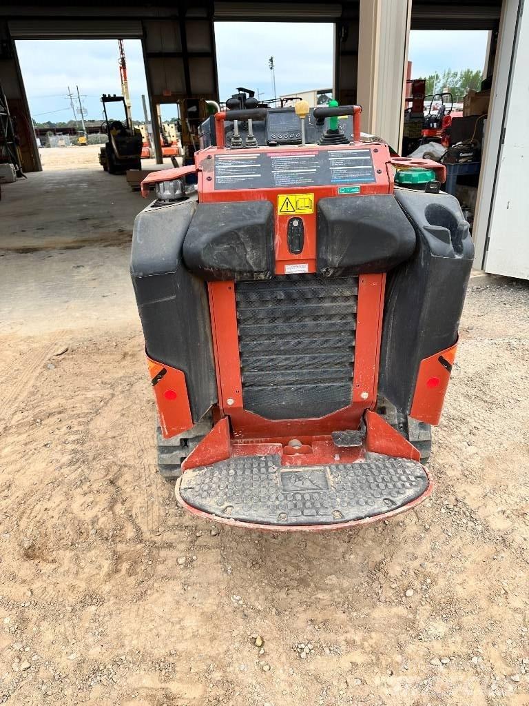 Ditch Witch sk 1050 لوادر انزلاقية التوجيه