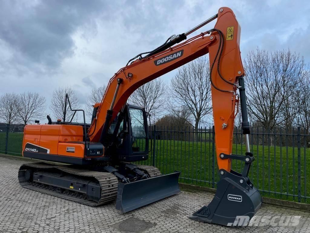 Doosan dx140w حفارات بعجل