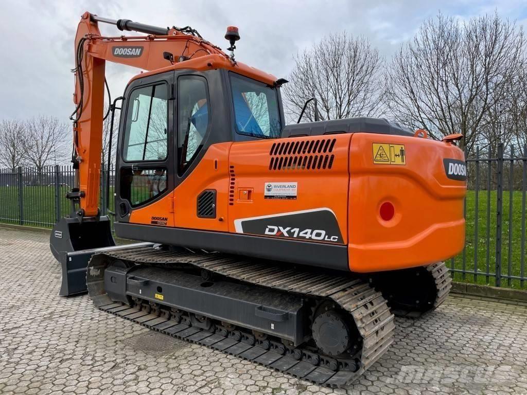Doosan dx140w حفارات بعجل