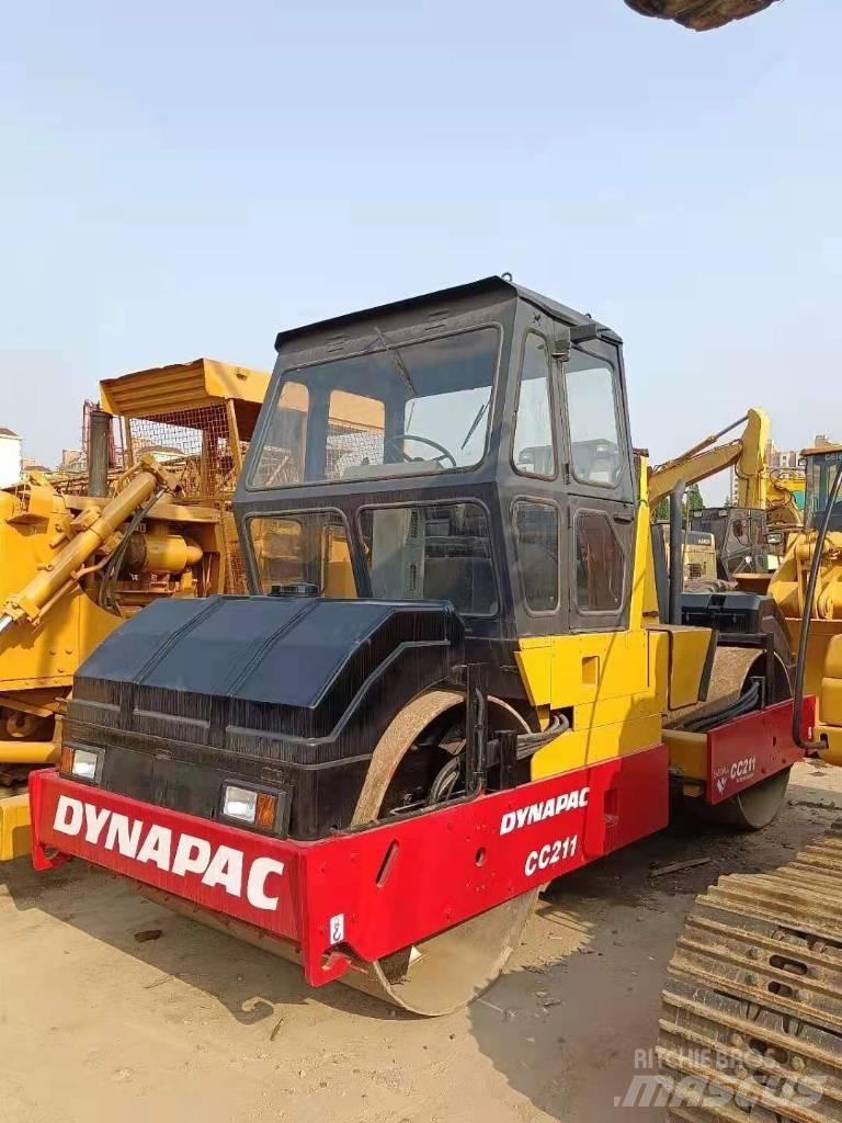 Dynapac CC 211 مداحل ثنائية الاسطوانة