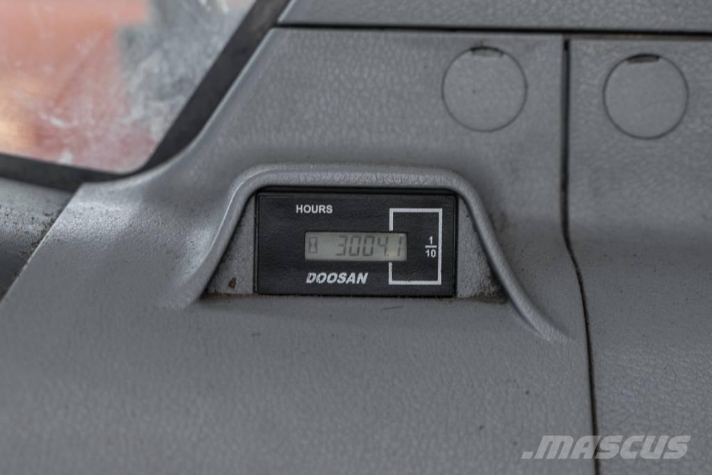 Doosan DX 140 W حفارات بعجل
