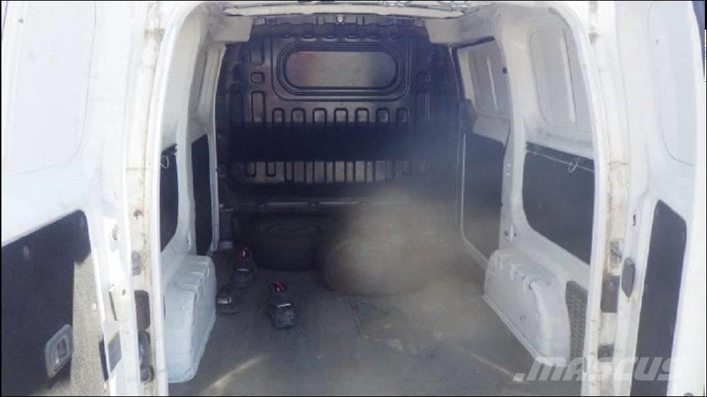 Nissan NV 200 شاحنة مقفلة