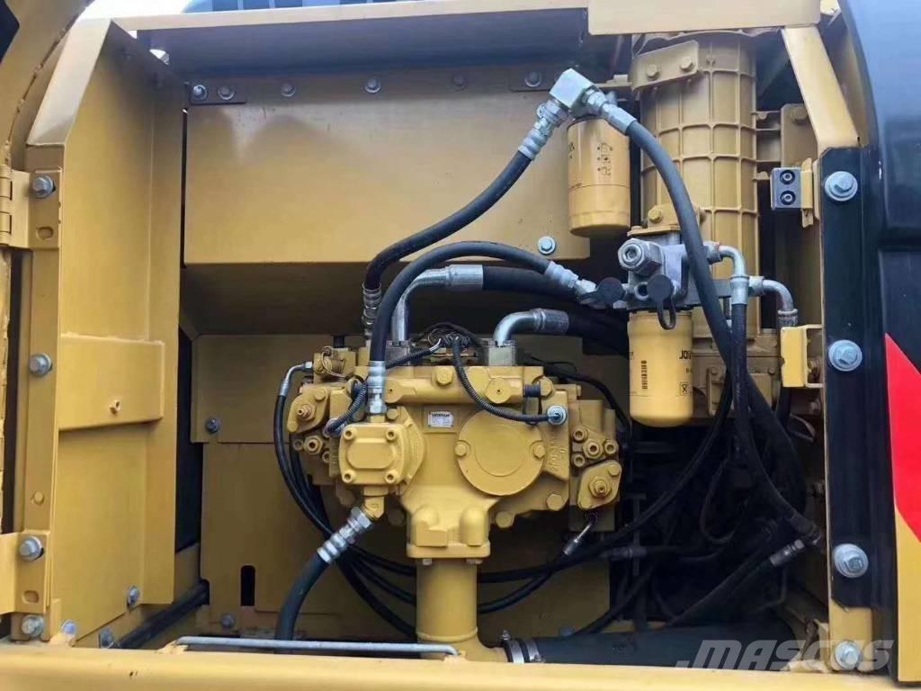 CAT 323 حفارات زحافة