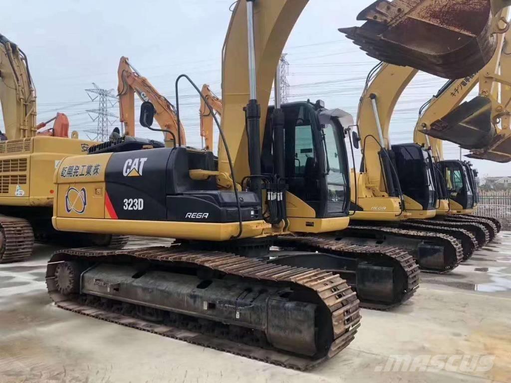 CAT 323 حفارات زحافة