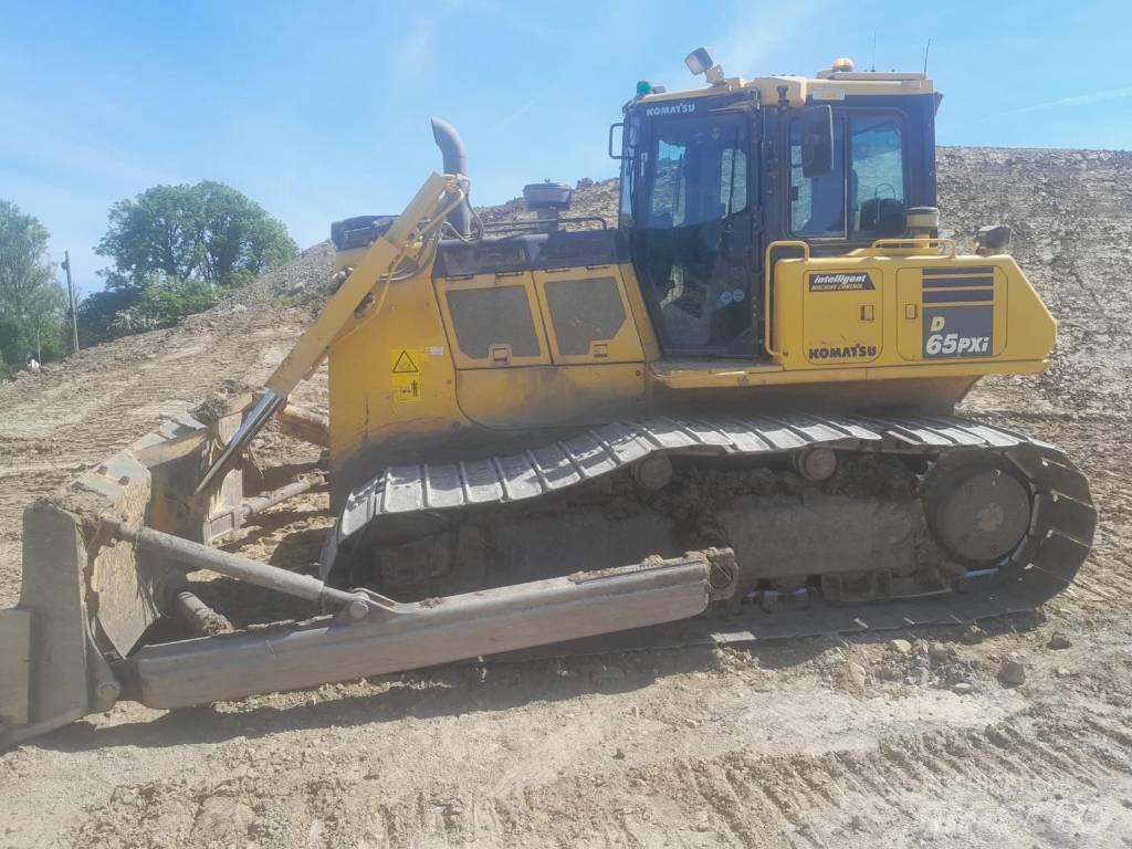 Komatsu D65PXi-18 بلدوزرات مجنزرة