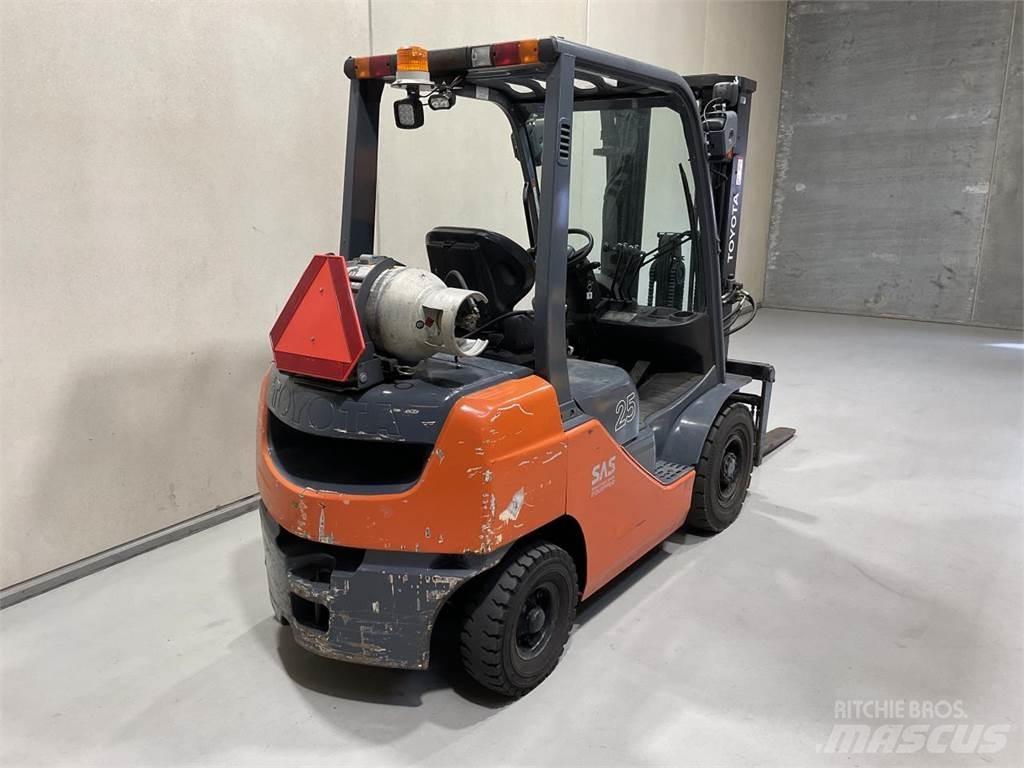 Toyota 8FGF25 شاحنات LPG