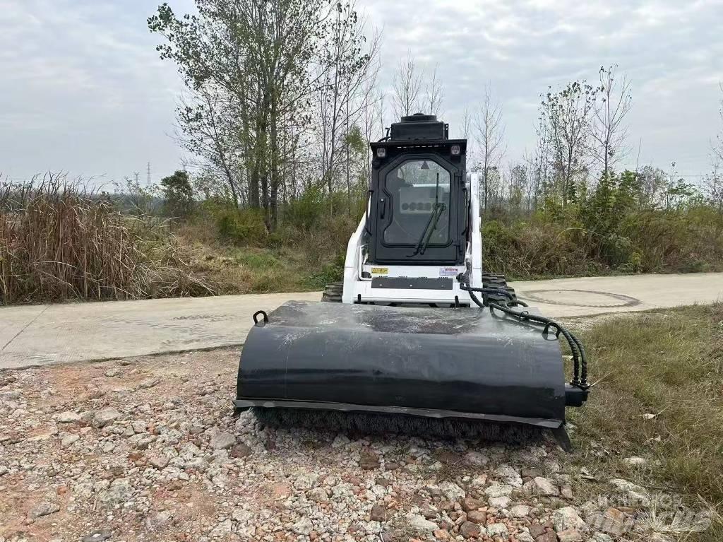 Bobcat S 130 لوادر انزلاقية التوجيه