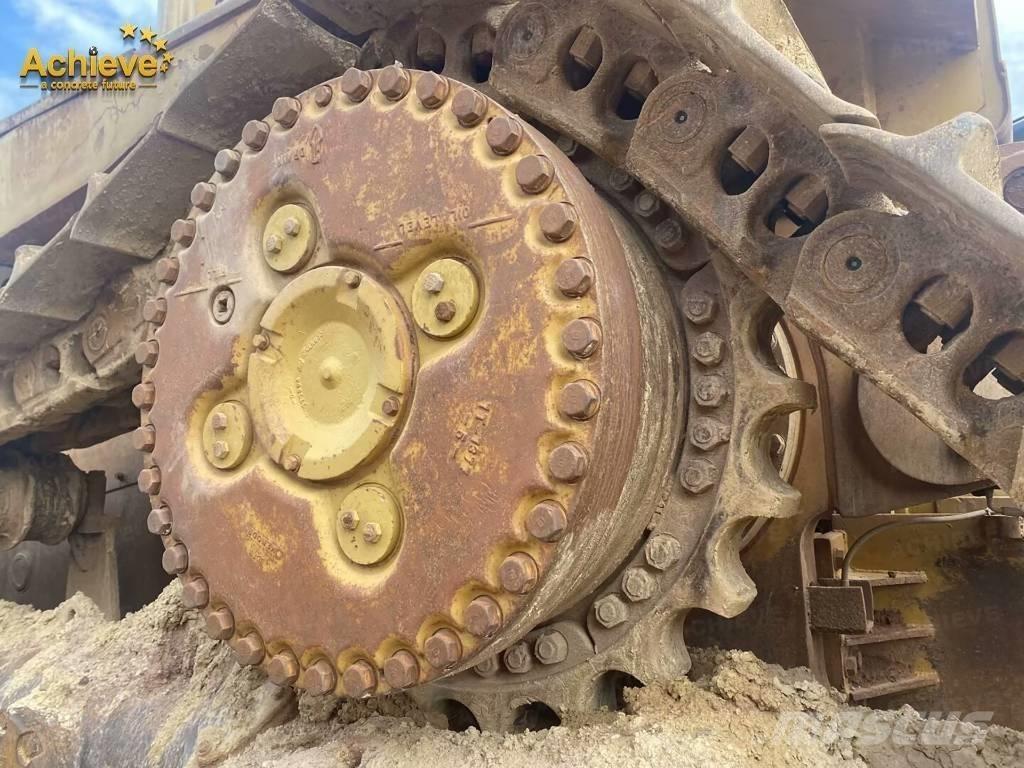 CAT D 11 N بلدوزرات مجنزرة