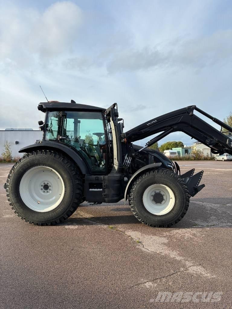 Valtra G135A MYYTY الجرارات