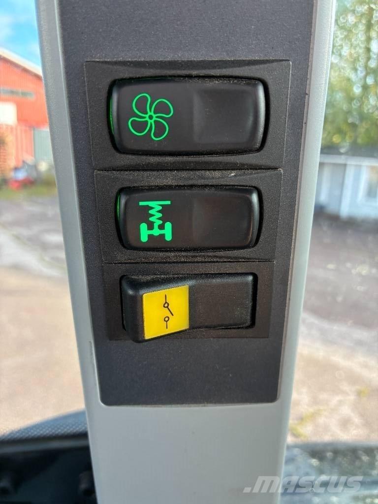 Valtra G135A MYYTY الجرارات