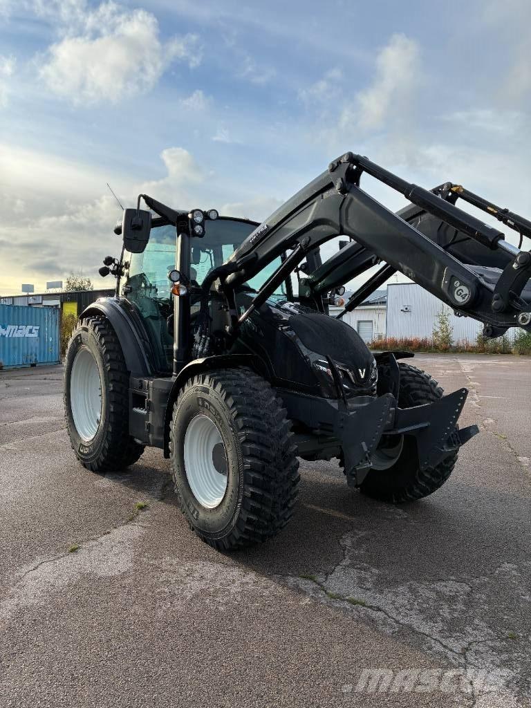 Valtra G135A MYYTY الجرارات
