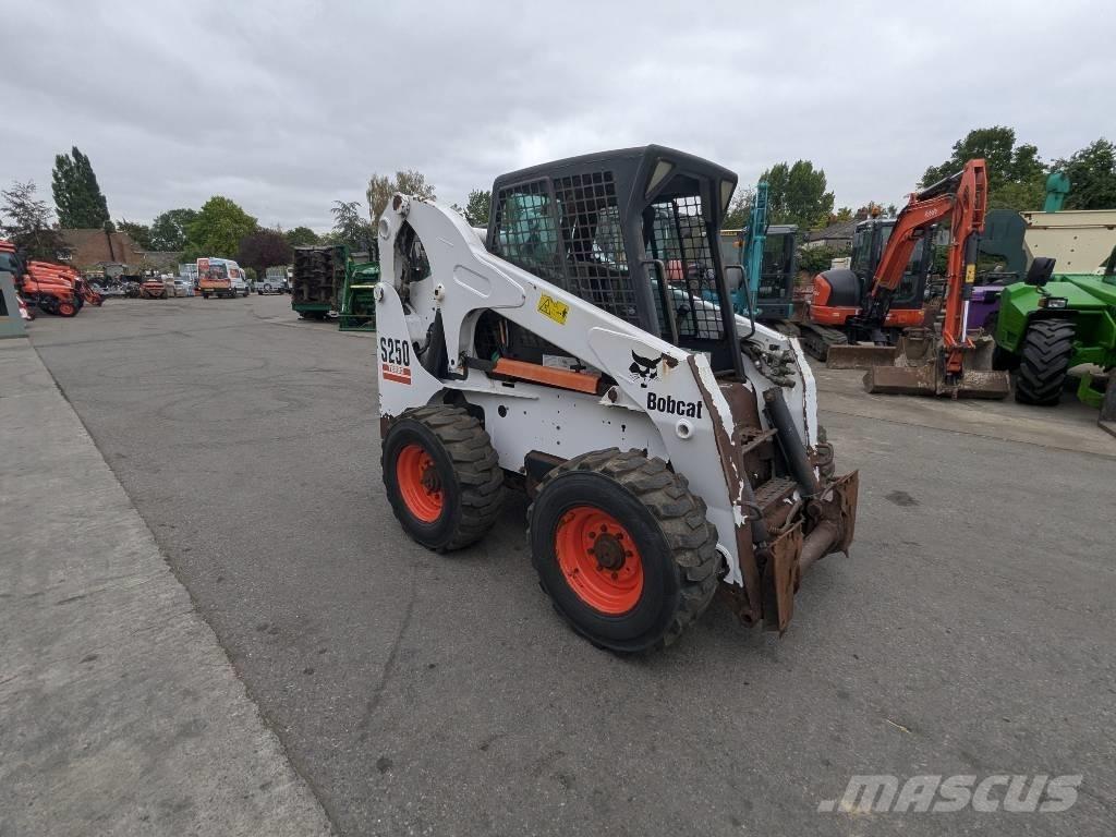 Bobcat S 250 لوادر انزلاقية التوجيه
