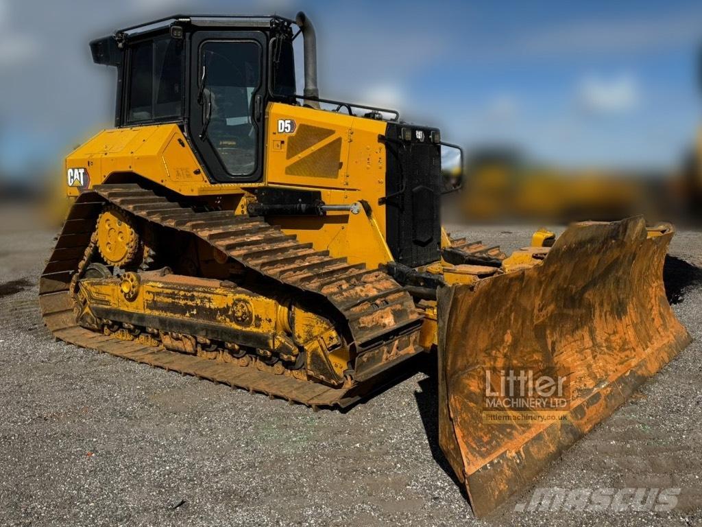 CAT D 5 بلدوزرات مجنزرة