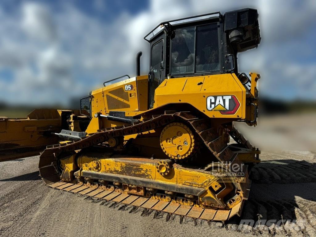 CAT D 5 بلدوزرات مجنزرة