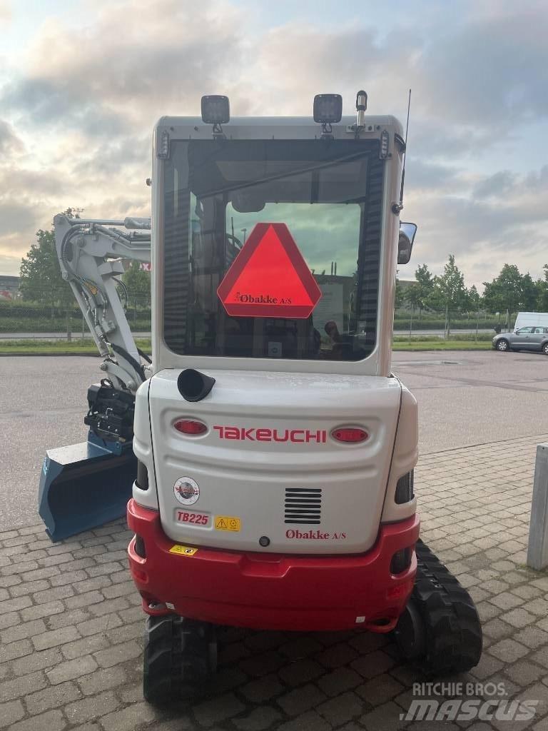 Takeuchi TB 225 حفارات صغيرة أقل من 7 طن (حفارات صغيرة)