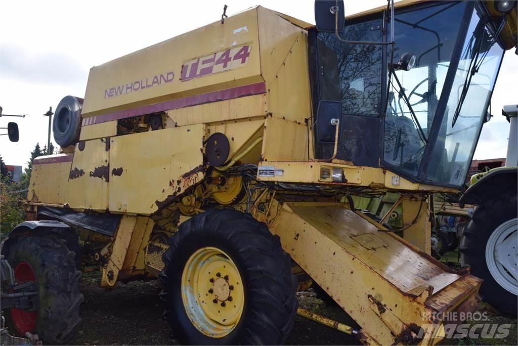 New Holland TF 44 حصادات