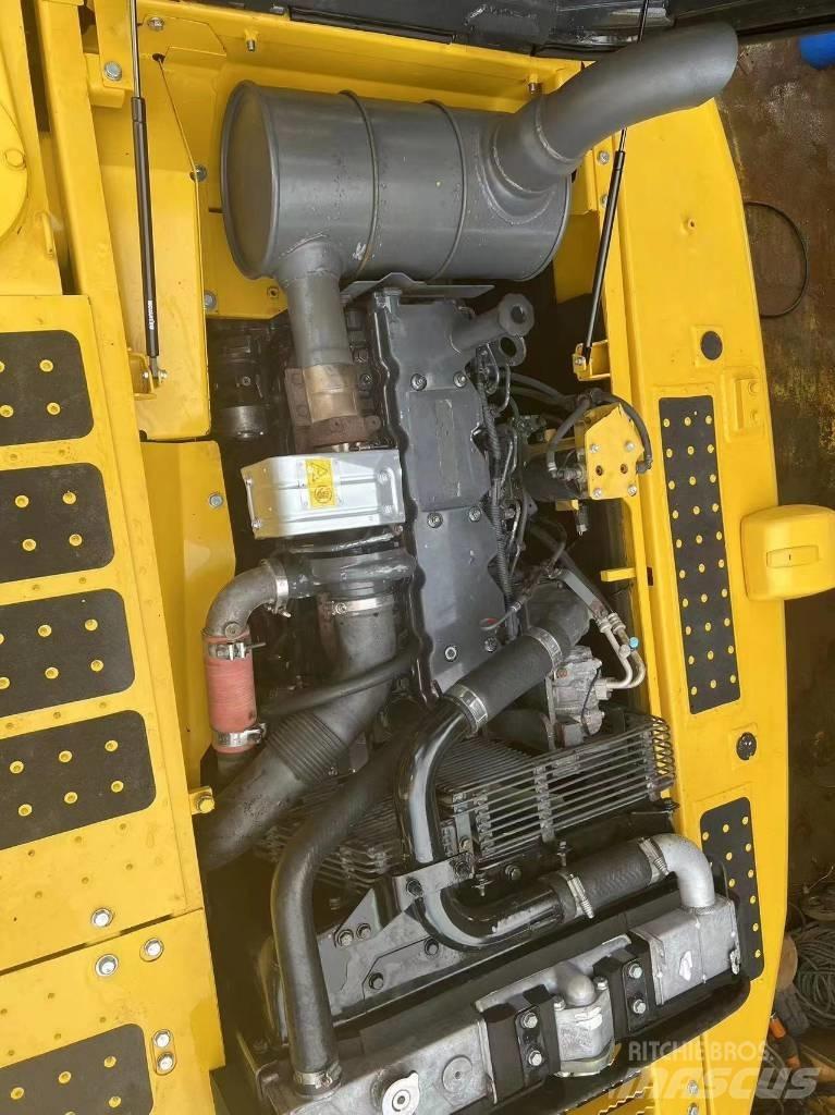 Komatsu PC 210 LC حفارات زحافة