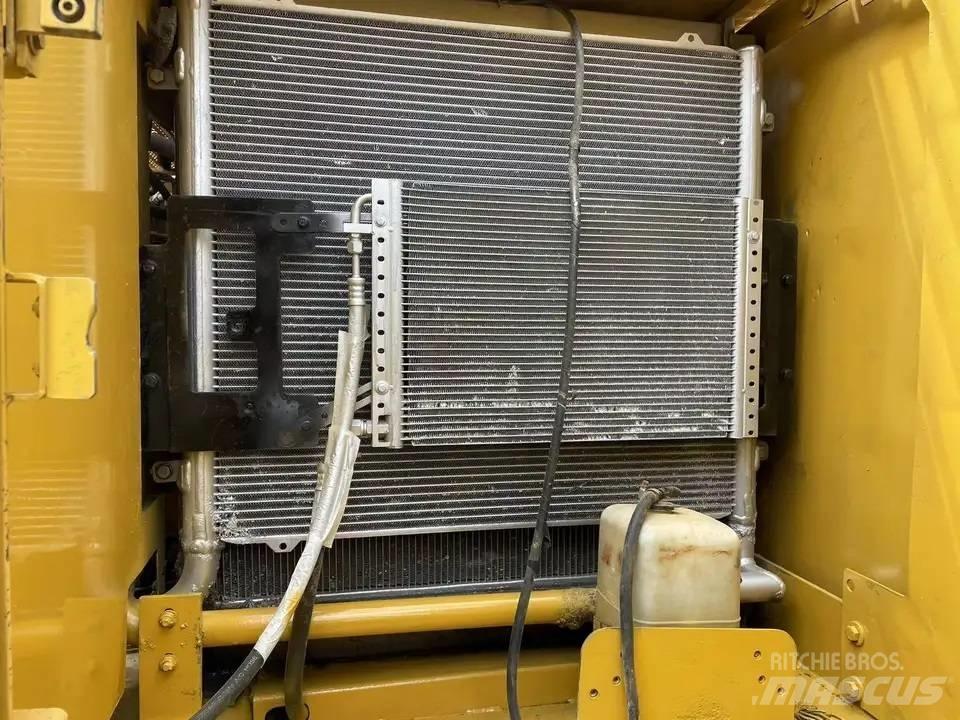 CAT 320C حفارات زحافة