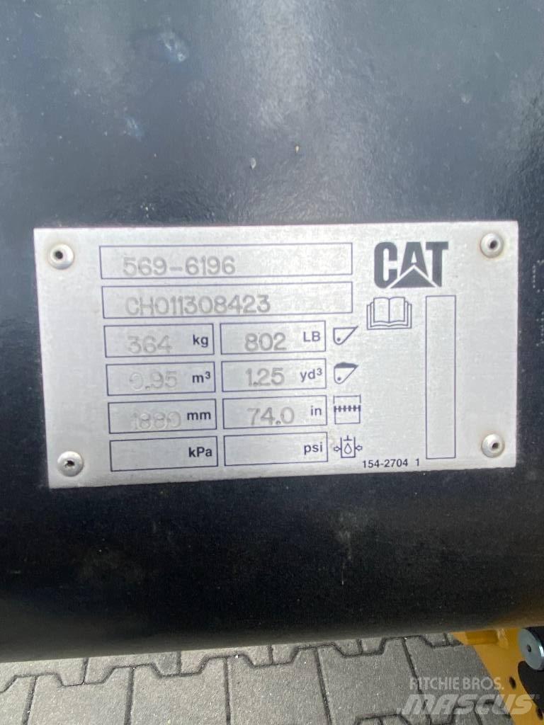 CAT 906 لوادر بعجل