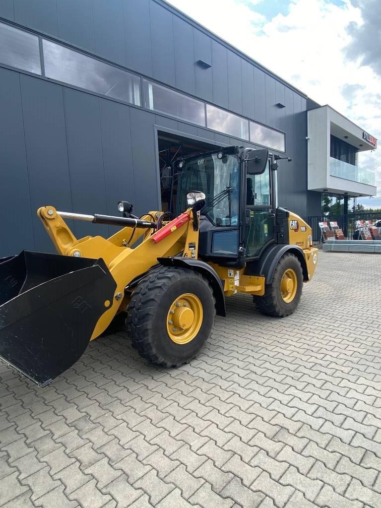 CAT 906 لوادر بعجل