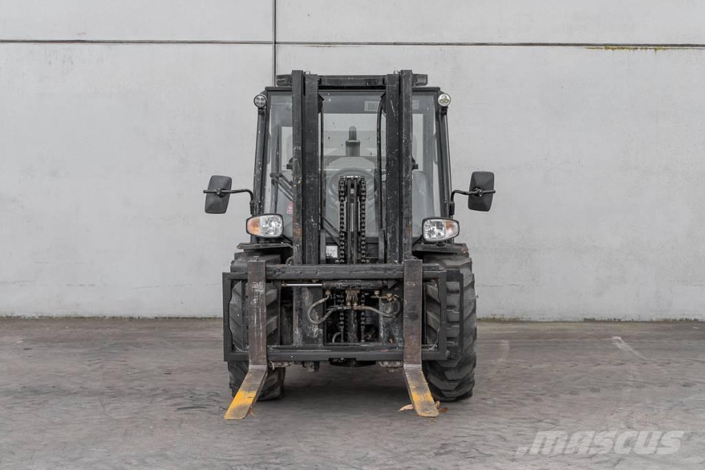 Manitou MC 30-4 شاحنات الديزل