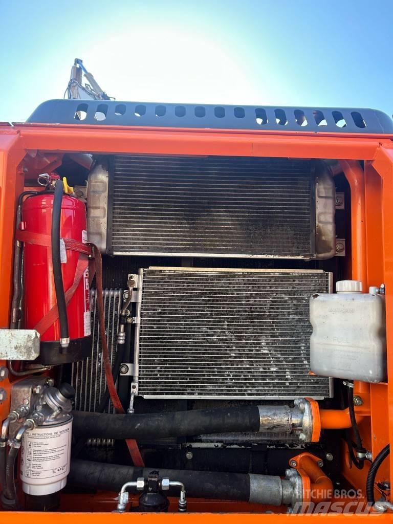 Doosan DX 210 W حفارات بعجل