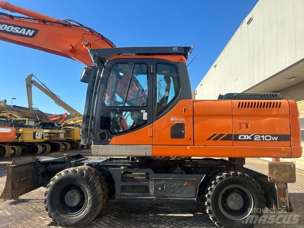 Doosan DX 210 W حفارات بعجل