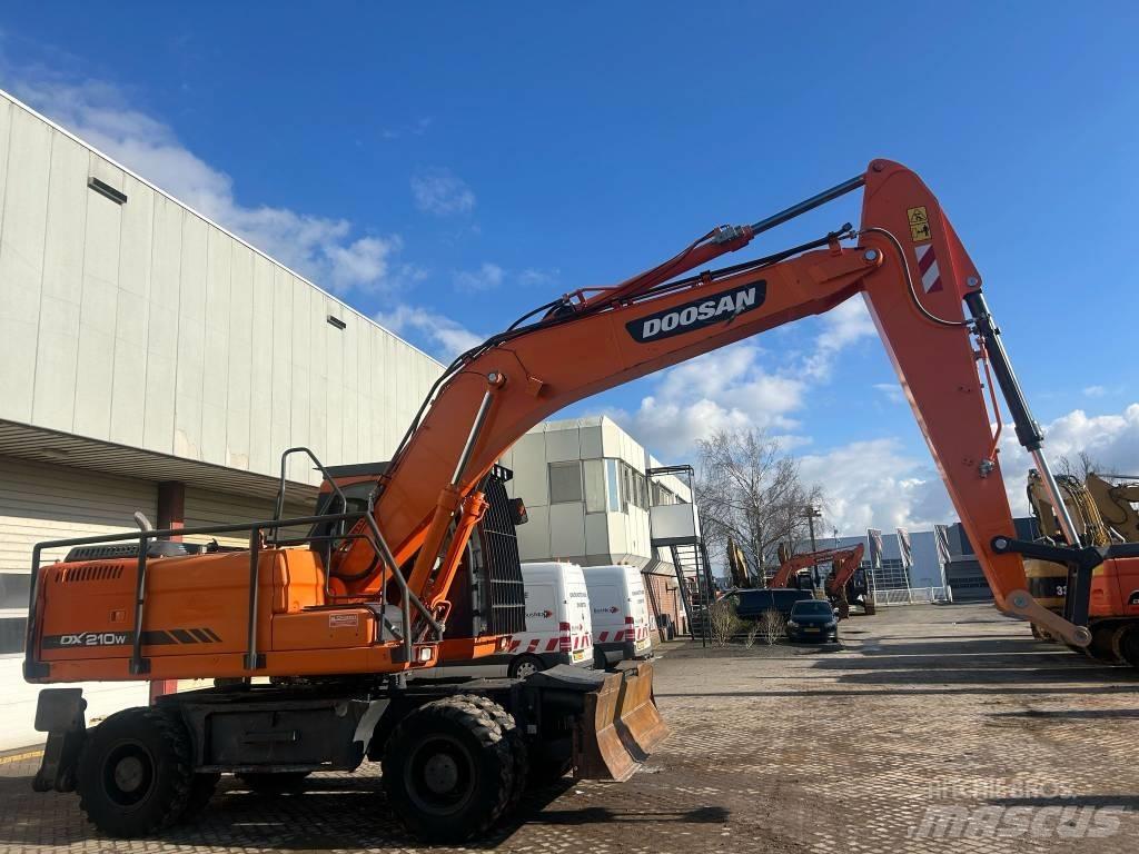 Doosan DX 210 W حفارات بعجل
