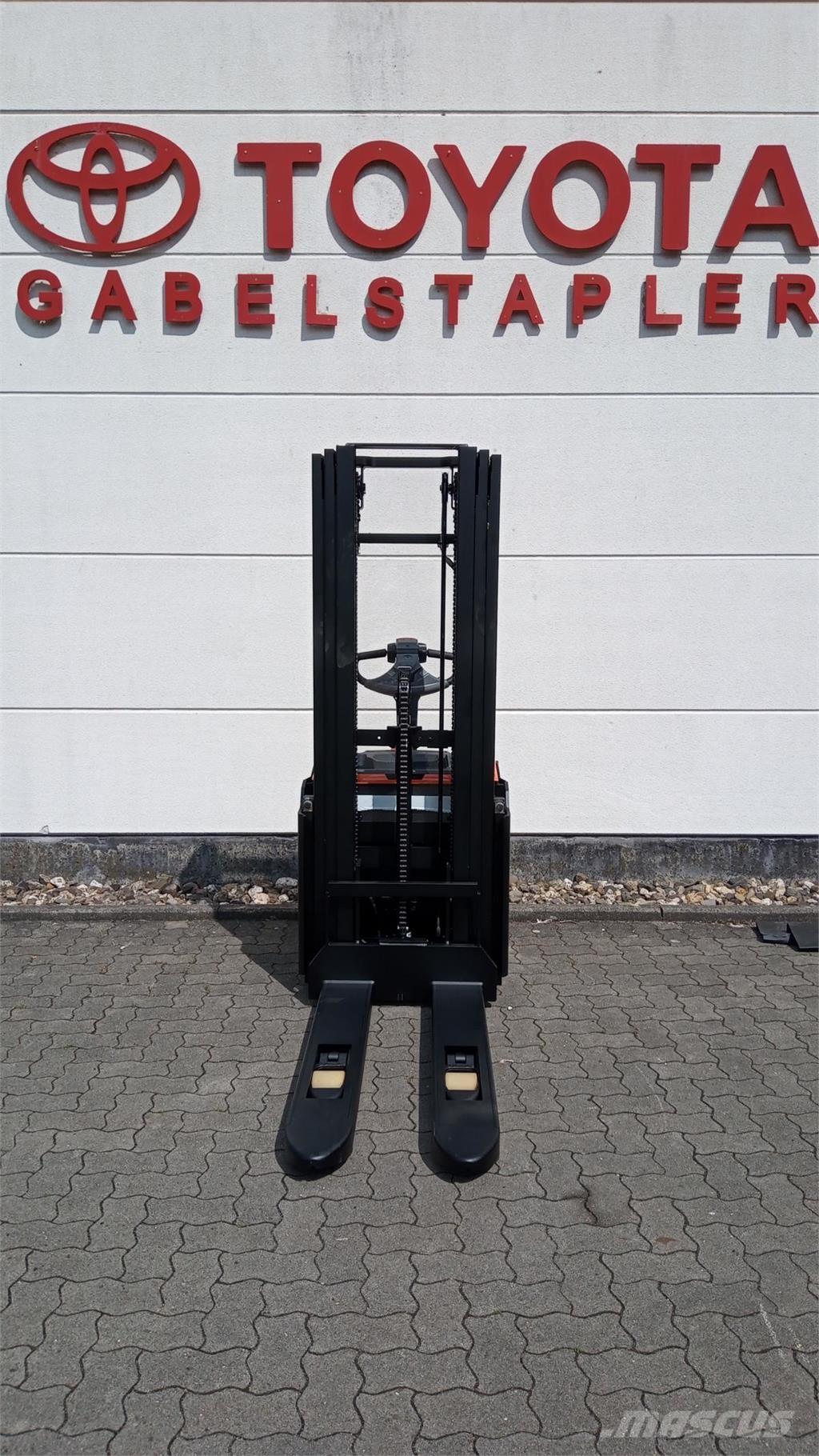 Toyota SWE140L شاحنات مناولة ذاتية الدفع