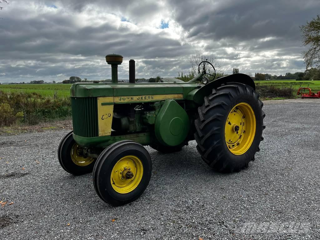 John Deere 820 الجرارات