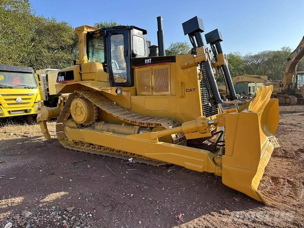 CAT D8R بلدوزرات مجنزرة