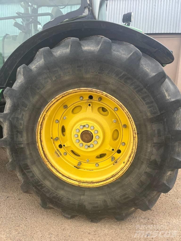 John Deere 8320 R الجرارات