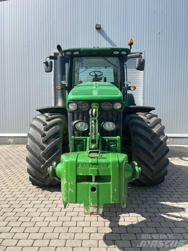 John Deere 8320 R الجرارات