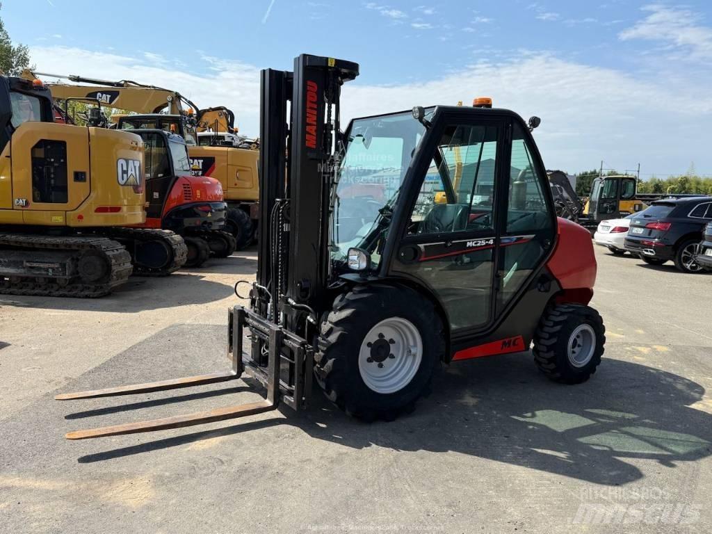 Manitou MC 25 شاحنات الطرق الوعرة