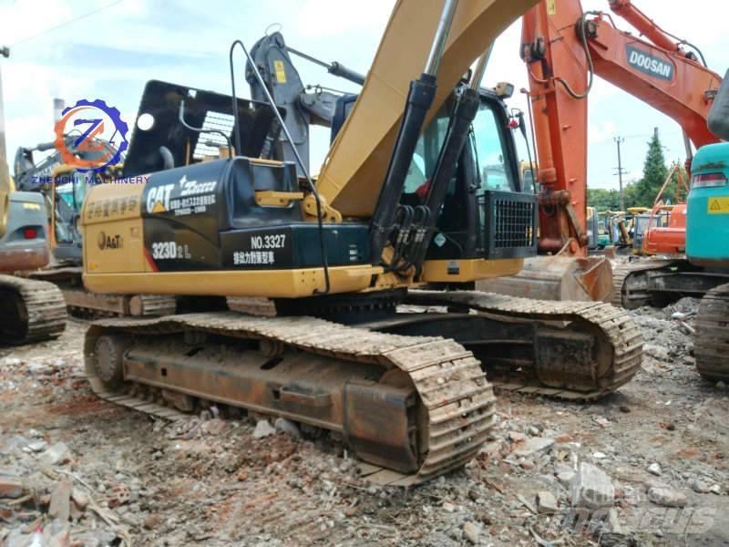 CAT 323 D L حفارات زحافة