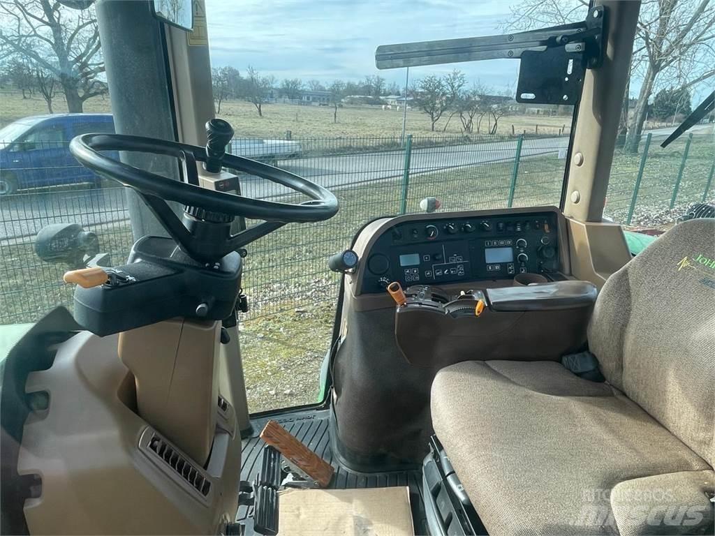 John Deere 8330 الجرارات